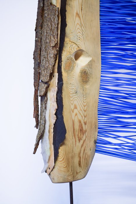 Nærbilde av skulptur av tre og blå plast av Sara Rönnbäck
