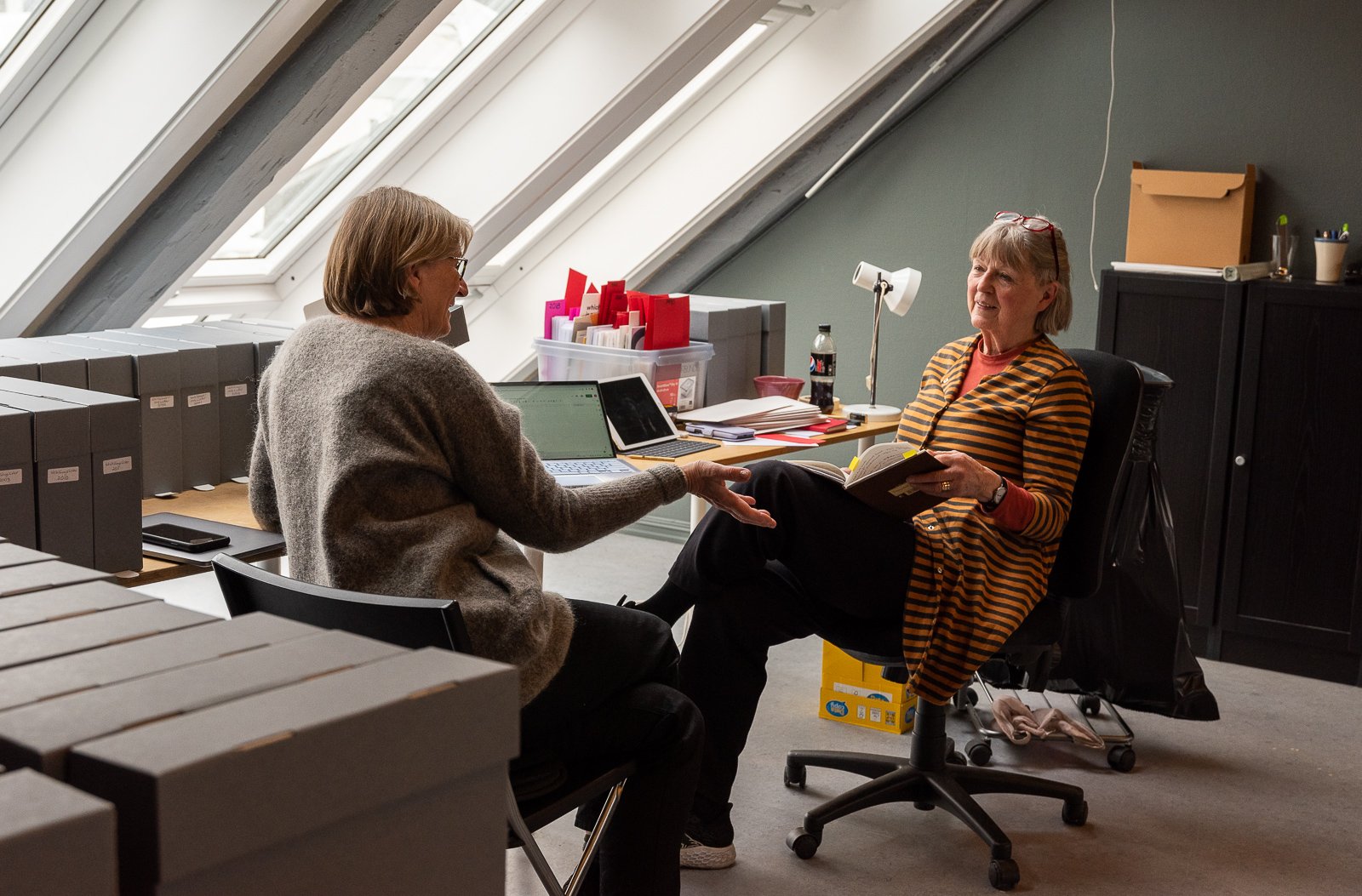 Anny Fremmerlid og Sissel Ree Schjønsby i samtale om arkivet, Atelier Kunstnerforbundets Loft