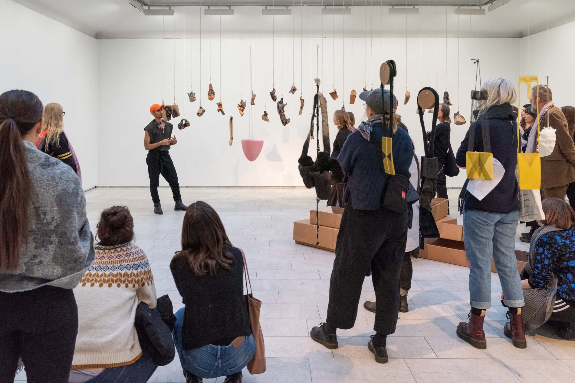 Ahmed Umar forteller om verket sitt i utstillingen Everyone Says Hello, 2019