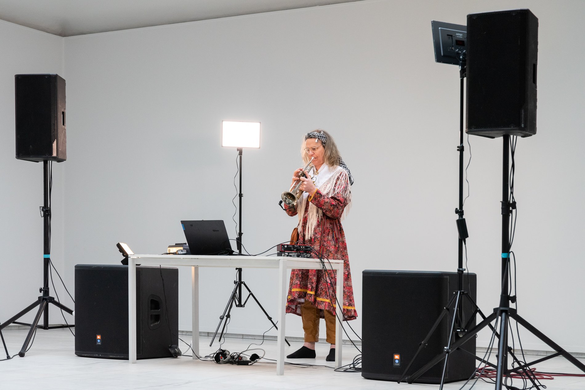 Fra performance ved Samisk nasjonaldag i 2021 med Ingrid Frivold