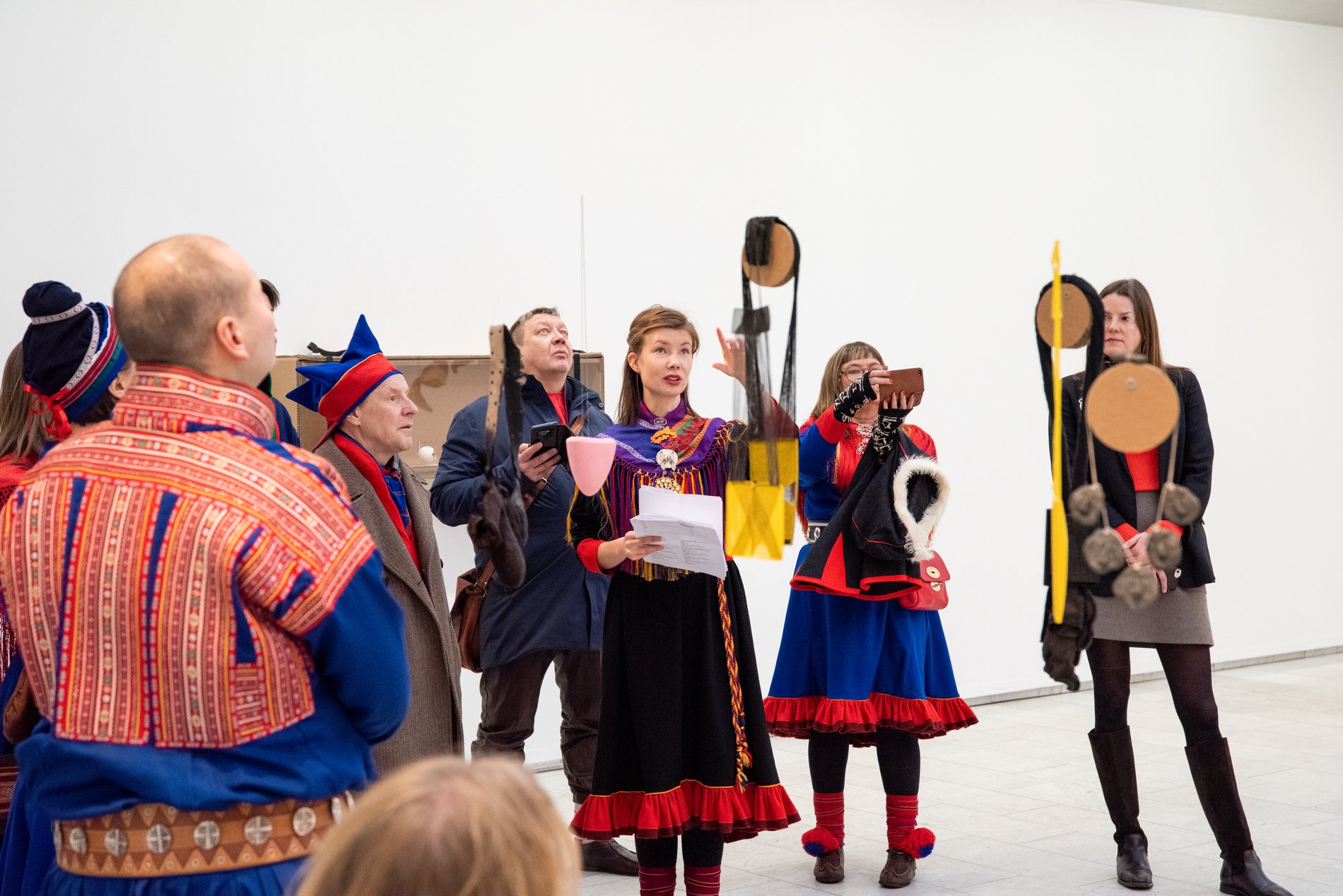 Omvisning på Samisk nasjonaldag i utstillingen «Everyone Says Hello» (2019)