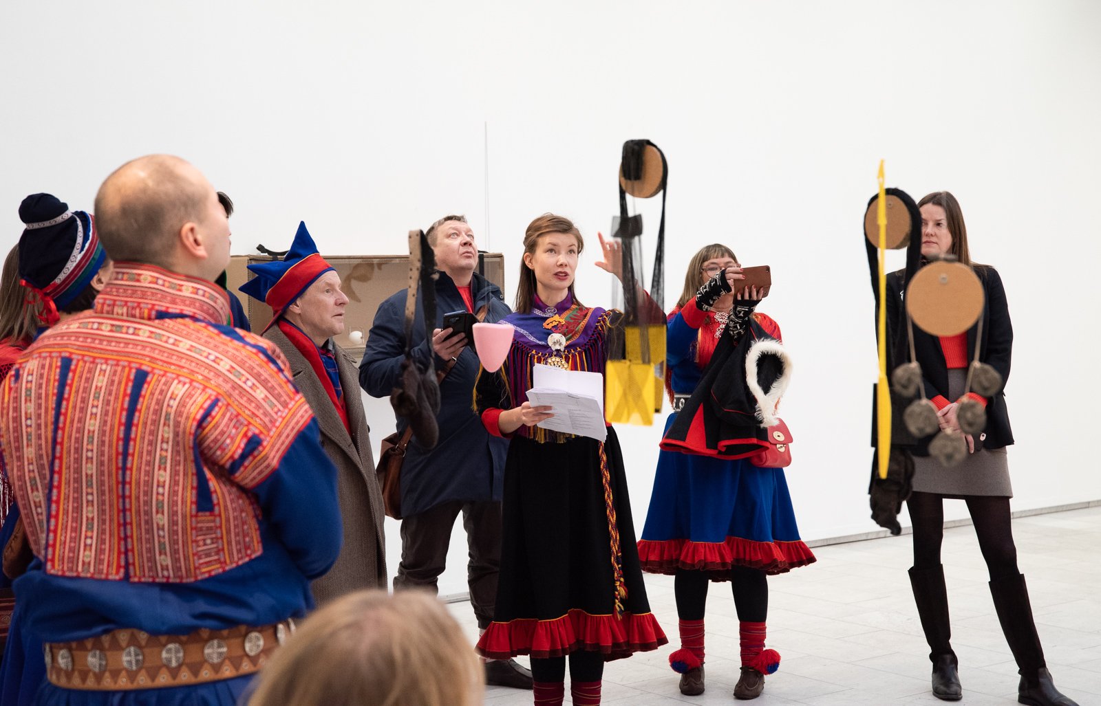 Omvisning på Samisk Nasjonaldag i utstillingen Everyone Says Hello, 2019