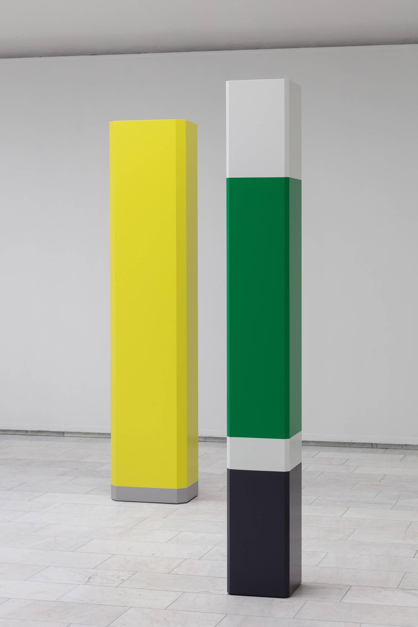 Parkert søyle nr. 1 (Ålesund) og Parkert søyle nr. 17 (Oslo) (2025) — Anders Sletvold Moe