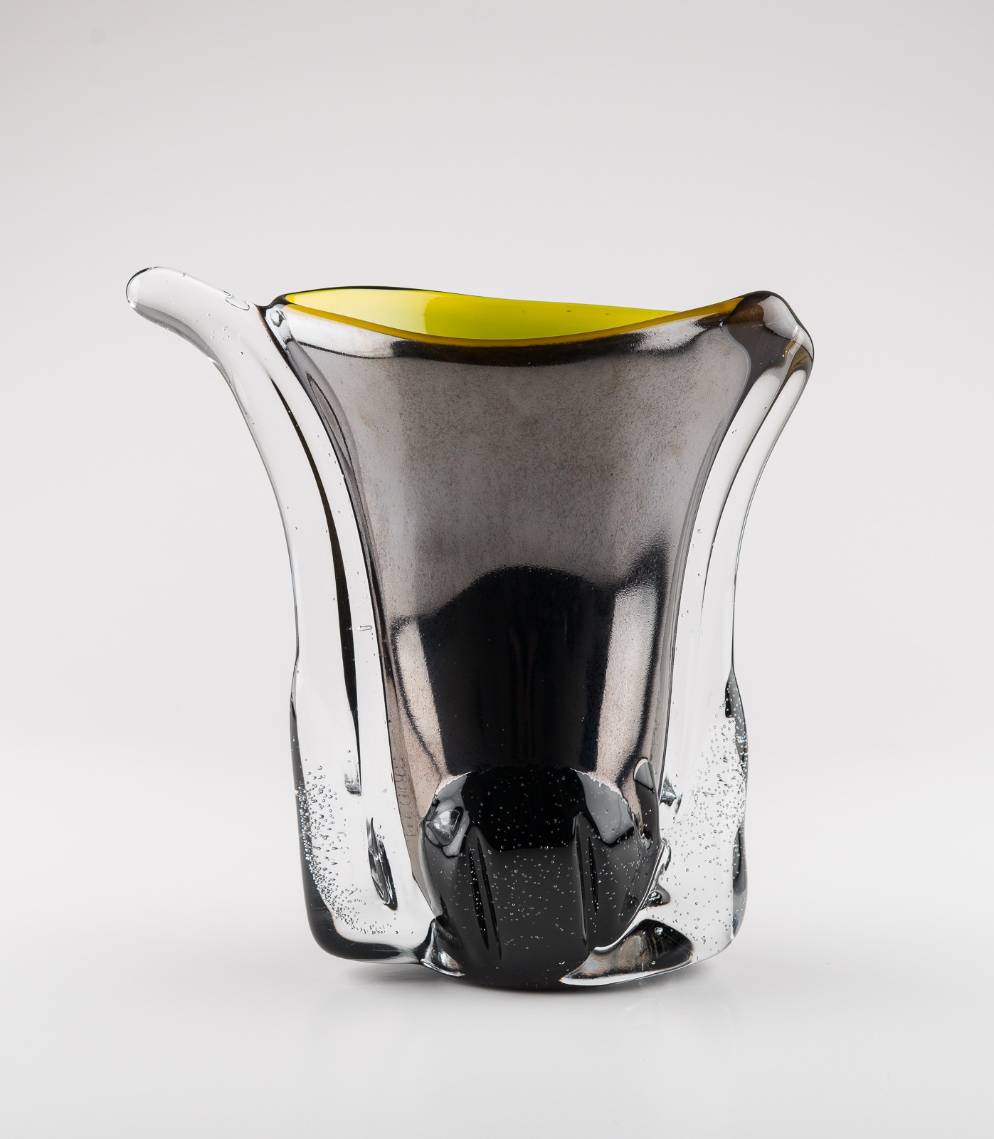 Sort vase (2013) — Kari Brovold Hagen