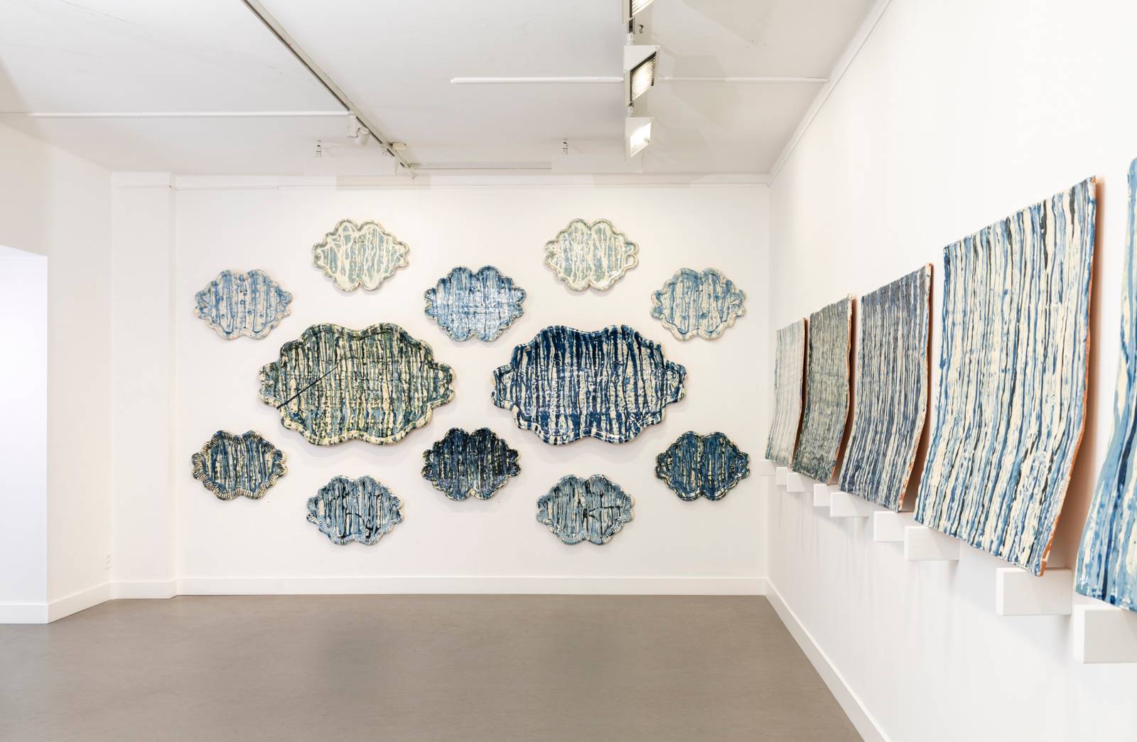 Installasjonsfoto, blått rom (2023) — Marit Tingleff