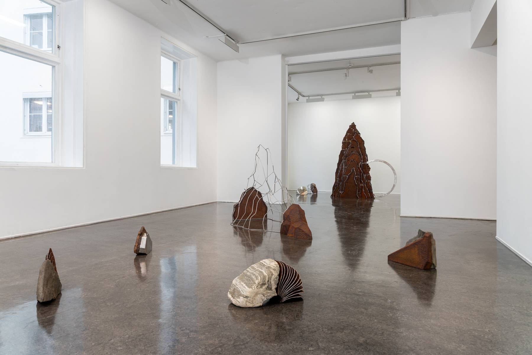 Oversiktsbilde fra utstillingen Mitt landskap – Mu eanadat (2026) — Ansgar Ole Olsen