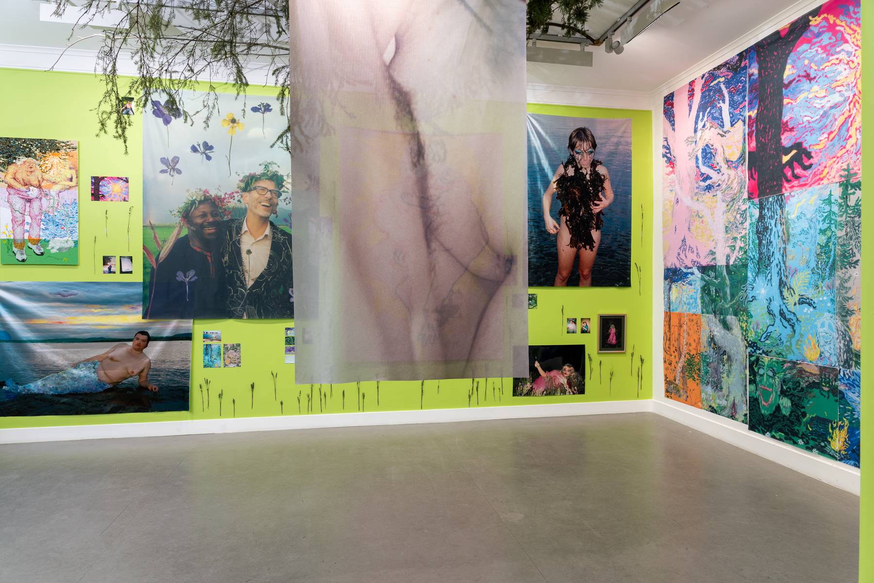 Oversiktsbilde fra Vindussalen: Butch Don't Cry 3 (æ har en dal som veit at folk vil våkne og et leirbål mens vinden snart vil snu) (2026) — Christa Barlinn Korvald og Marin Håskjold