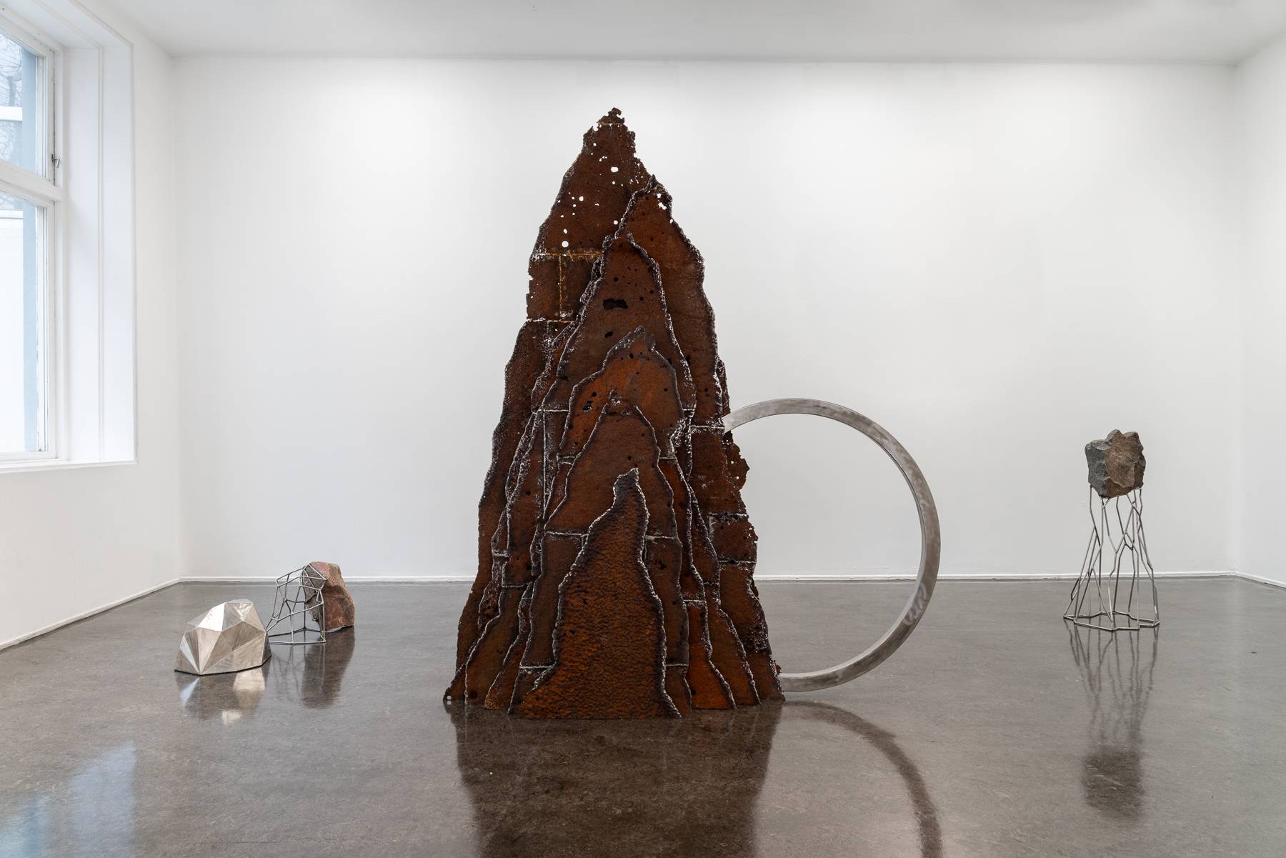 Oversiktsbilde fra utstillingen Mitt landskap – Mu eanadat (2026) — Ansgar Ole Olsen