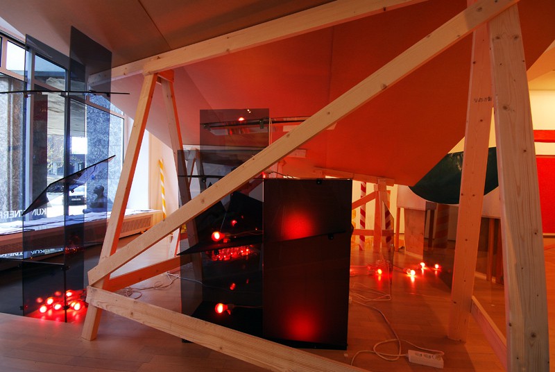 Svart transparent, joker/rødt lys (2008) — Stein Koksvik