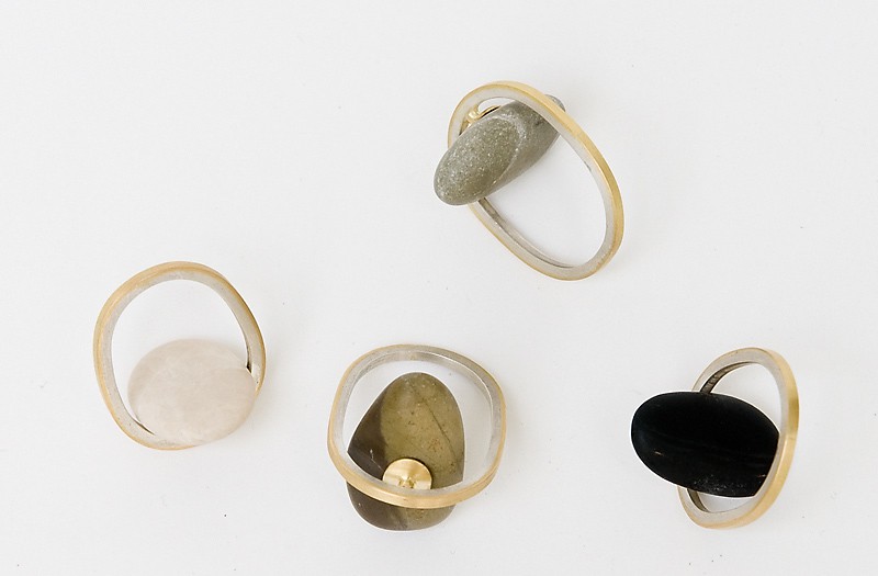 Ring med pebbles (2011) — Millie Behrens