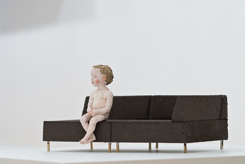 Audun, liten gutt på sofa (2009) — Gisle Harr