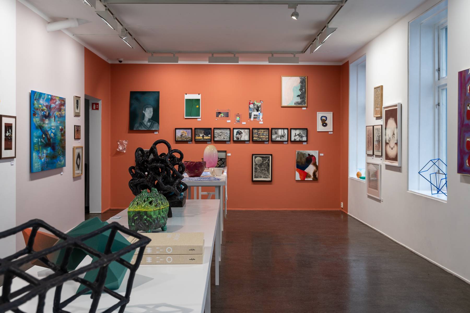 Oversiktsbilde fra utstillingen, salene i 2. etasje (2022) — Hundrevis av kunstnere