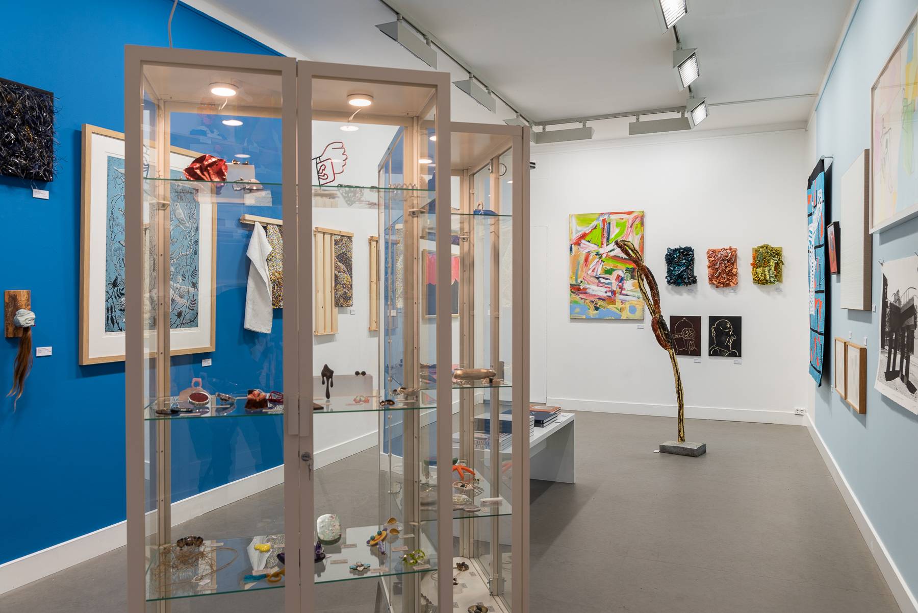 Oversiktsbilde fra utstillingen, Kabinettet (2022) — Hundrevis av kunstnere