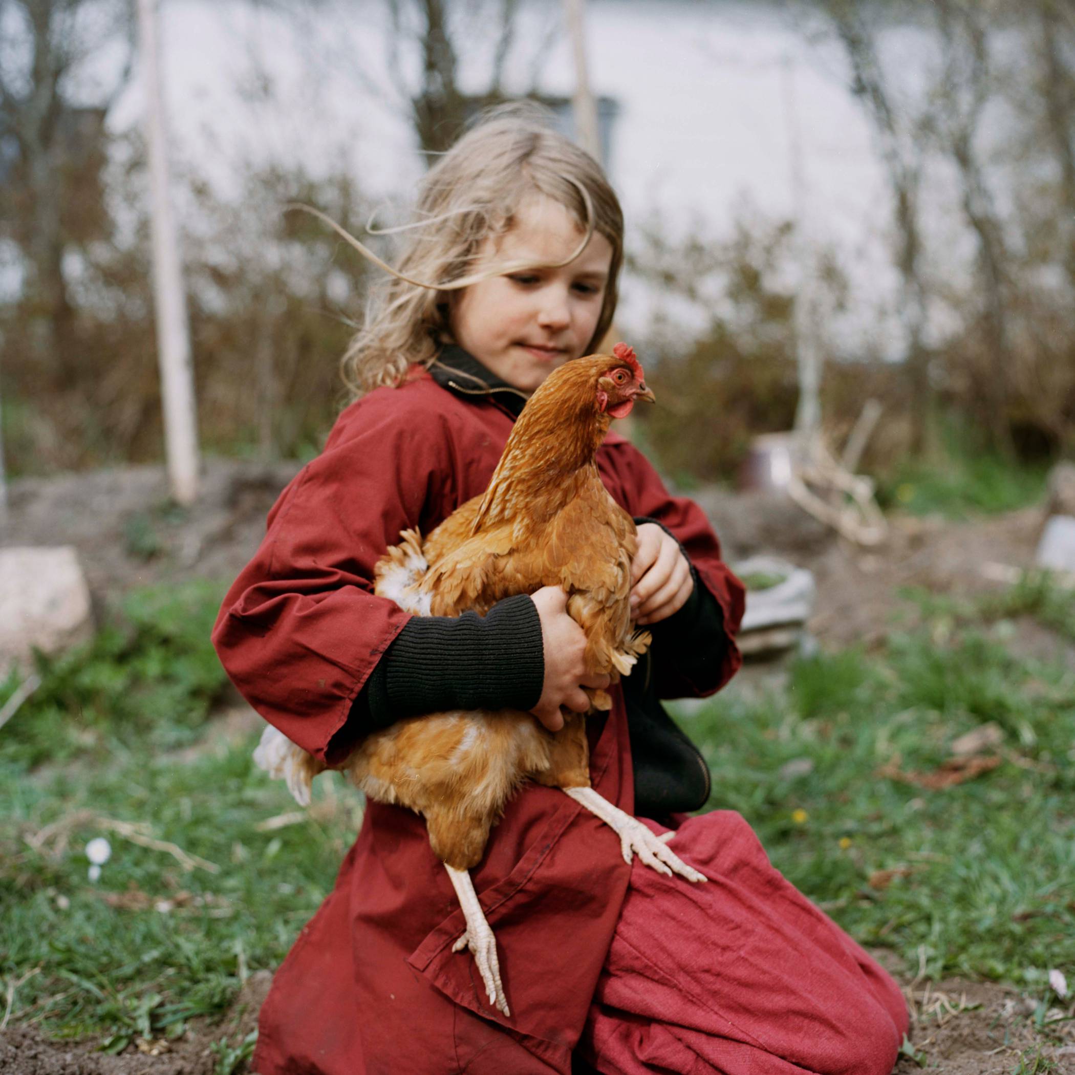 Beppe holder høne (2019) — Una Line Ree Hunderi